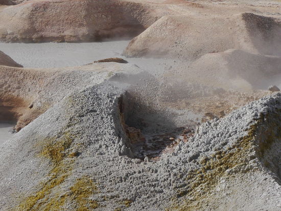 Es blubbert und riecht ein wenig nach Hölle.