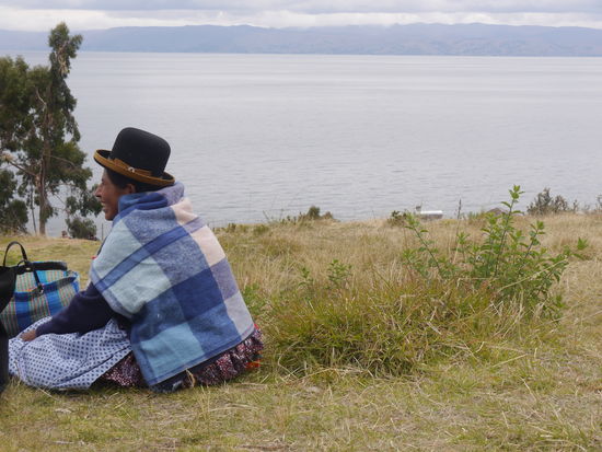Die Isla de la Luna, ein Ausflugsziel auch für viele bolivianische Urlauber. Diese Frau hatte, wie sie uns erzählte, morgens gegen 4 Uhr die lange Anreise von La Paz unternommen, um hier mit Ihren Kindern ihren einzigen freien Tag  zu verbringen. Sie mussten nachts wieder mit dem Bus zurück, weil sie am nächsten Morgen wieder arbeten musste.