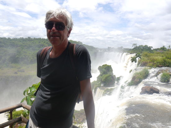 Die Landschaft ist geprägt durch Urwald und Wasserfälle, im Hintergrund liegt schon Brasilien