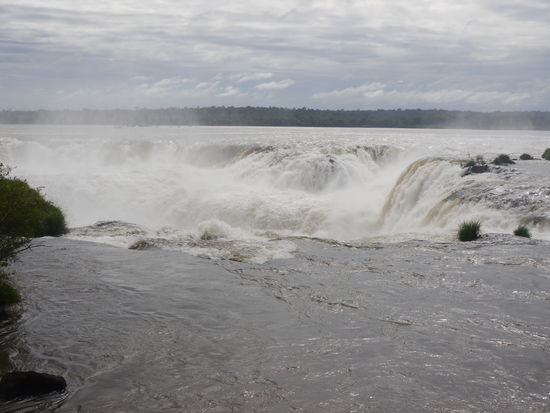 Auf einer riesigen Felsplatte sammeln sich Unmengen von Wasser,
