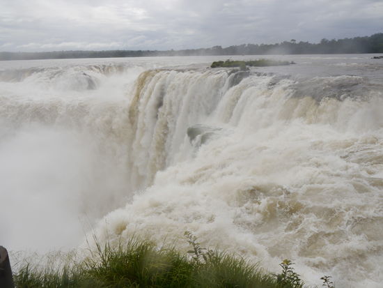 die dann mit ohrenbetäubendem Lärm in die Tiefe stürzen