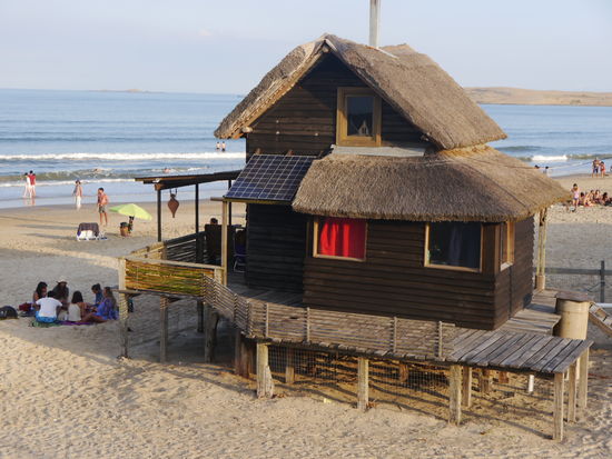 Strandhäuser, sehr geschmackvoll und an die Landschaft angepasst.