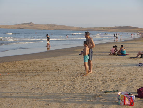 Am Strand, Entspannung am Abend. Vater und Sohn bei der uruguayischen Variante des Boule Spiels.