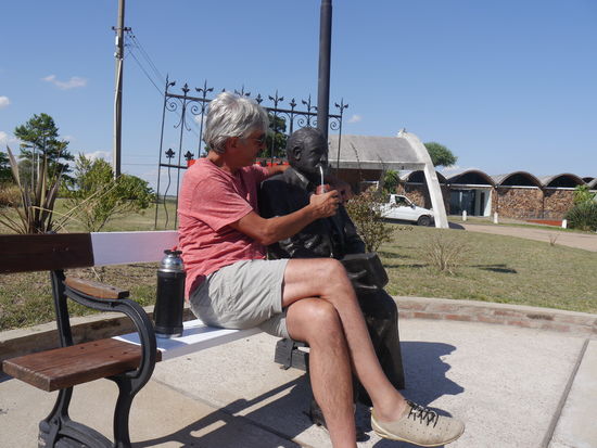 Ein Schlückchen Mate mit dem berühmten Dichter Mario Benedetti in Paso de los Torros.