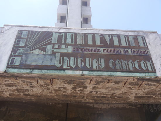 Hier fand 1930 die erste Fußball-Weltmeisterschaft statt. Weltmeister wurde... Uruguay.