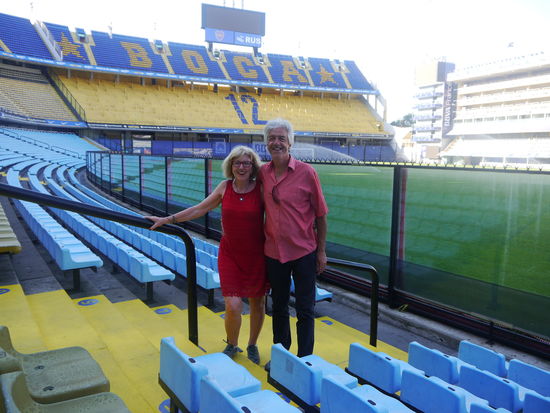 Fast alleine im Stadion, das Spielfeld beginnt direkt hinter der Plexisglasscheibe. Schade, dass wir kein Spiel miterleben durften.