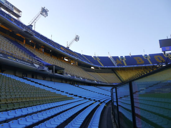 Der Blick in die Runde und auf die oberen Tribünen. Es ist sehr schwer, die Dimensionen richtig einzufangen.