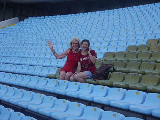 Lizzy hat uns mit Mitgliedsausweisen eingeschleust.