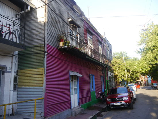 Im besser erhaltenen Teil von La Boca sieht es z.T. farbig und freundlich aus. Ganz anders in den sich selbst überlassenen Straßen, dort haben wir keine Fotos machen wollen.