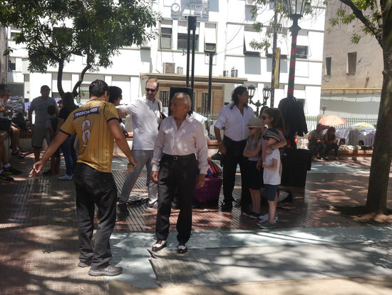 Vorbereitung für die Tangodarbietung am Plaza Dorrego