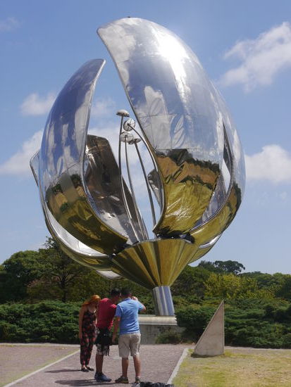 Die Floralis Genérica, 23 m groß, aus Aluminium. Mit den ersten Sonnenstrahlen am Morgen öffnet sich die Blüte und mit dem Untergehen der Sonne am Abend schließt sie sich wieder.