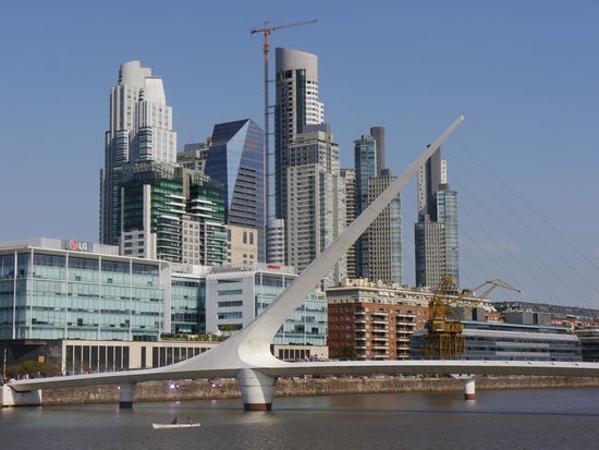 Die moderne Skyline vom Puerto Madera aus betrachtet.