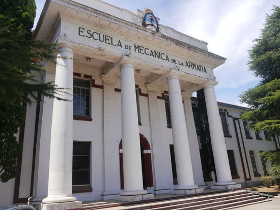 Der Eingang zur Escuela de Mecanica de la Armada, kurz ESMA, der berüchtigten Folterzentrale in einer Marineschule mitten in Buenos Aires.