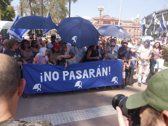 Die Mütter/Großmütter der Plaza de Mayo, noch während der Militärdiktatur, d.h. seit nunmehr 60 Jahren, demonstrieren sie jedoch Woche Donnerstag um 15:30 Uhr vor dem Präsidentenpalast für die Aufklärung der Verbrechen der Militärregierung und des Verbleibs ihrer Kinder und Enkelkinder.