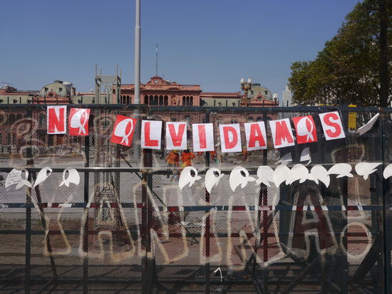 No olvidamos. Wir vergessen nicht.