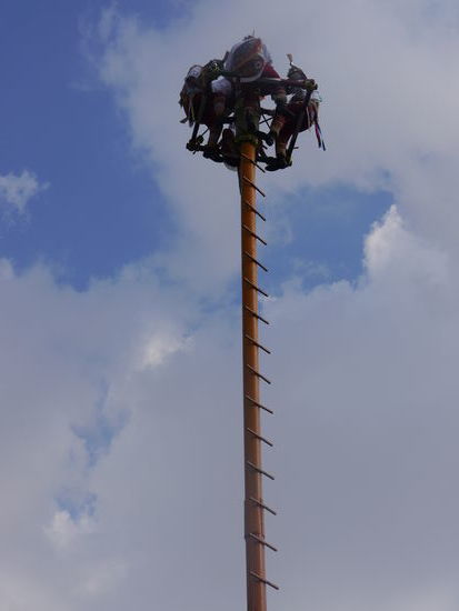 Es beginnt, die vier Himmelsrichtungen und die Sonne noch vereint.