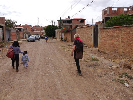 Angela mit Delina und deren Tochter Maya auf dem Weg zur fundacion.
