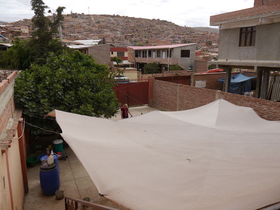 Blick vom ersten Stock auf das Umland, auf dem Hügel im Hintergrund leben die Kinder.