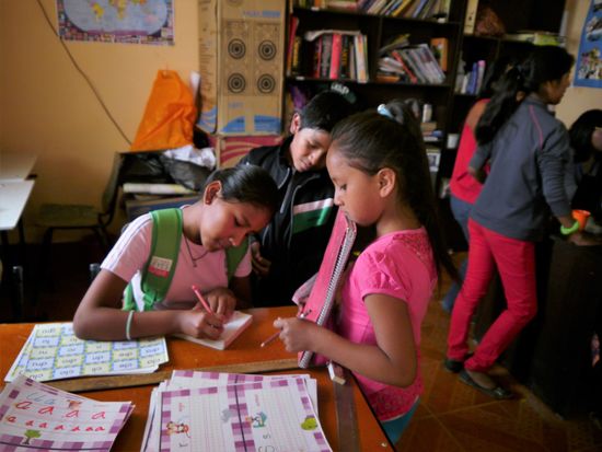 konzentriertes gemeinsames Arbeiten auf engem Raum