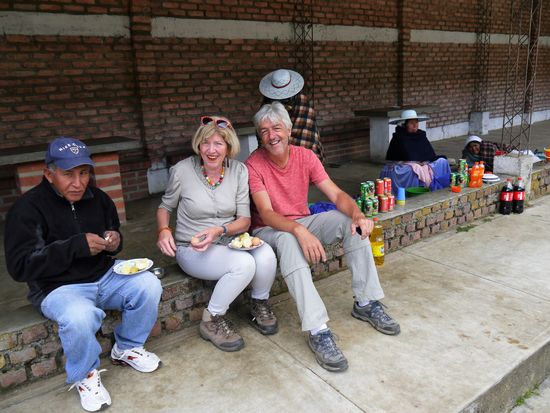 Die Kleidung unseres Fahrers Mario und jene der Händlerinnen im Hintergrund sind den Temperaturen entsprechend gewählt.