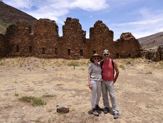 Im Hintergrund die Frontseite der Kallanka, das besterhaltene Gebäude in Inkallajta.
