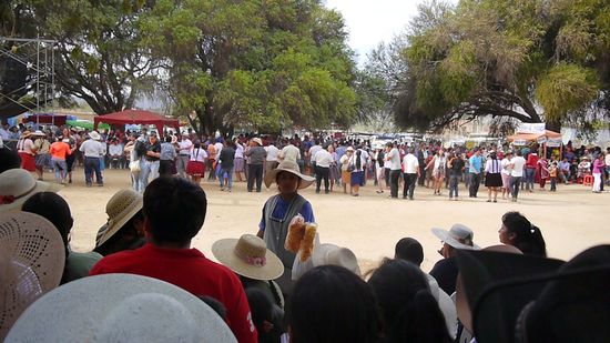 Getanzt wird zumeist in Gruppen.