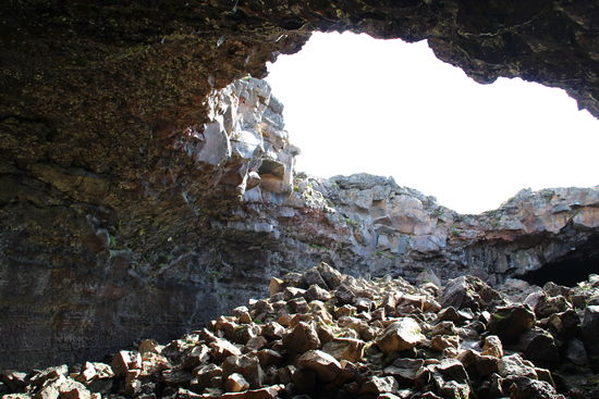 Surtshellir von innen