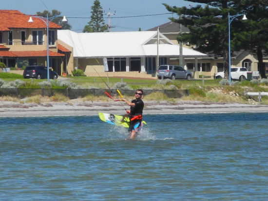 Pirmin am kiten am Safetybay: Da es mit dem Höhehalten noch nicht so klappt, muss er jeweils wieder gegen den Wind hochlaufen...