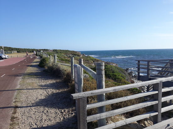 Viele Velowege führen direkt am Beach entlang. Dies ist Perfekt für kürzere und längere Velotouren  oder auch für einen Spaziergang!
Am Tag hat es oft viel Wind: gut für die Kite- und Windsurfer. Schlecht für Spaziergänger 
Am frühen Morgen ist es oft noch ruhiger und angenehmer!