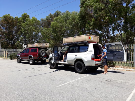 BIG Shoppingday! Heute kauften wir diverse Campingartikel im 4WD Supa Center in Hazelmere. Mitunter pro Auto ein Rooftoptent! (Auf dem Foto noch in Kartons eingepackt)
