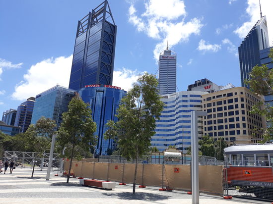 Ausflug nach Perth!
Hier sind wir am Elisabeth Quay. Wunderschöner Platz am Hafen, welcher gerade ein Facelifting bekommt. Trotzdem gibt es viele schöne Sitzplätze, sowie Kinderspielplätze etc.