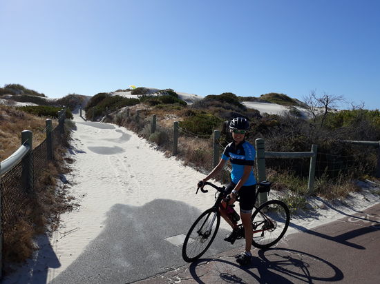 On Tour mit dem Rennrad entlang der schönen Strände.