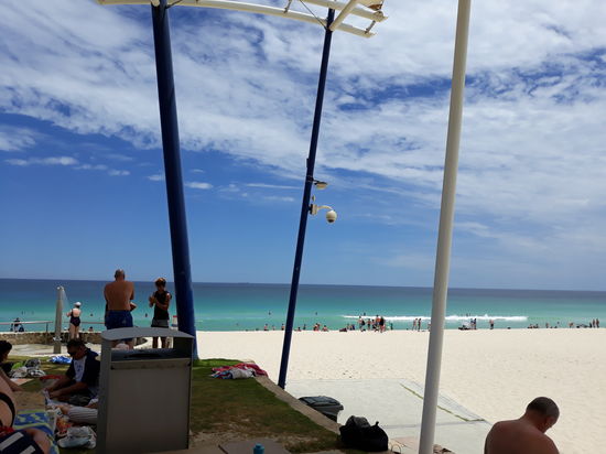 14.01.2018 12.30 Uhr:
Ein brutaler Heisser und nahezu windstiller Tag. Wir haben 36° bis 38°. Die Hitze ist erdrückend. Aber wir wissen, das es in einigen Stunden kühler wird, denn es ist der letzte schöne Tag für diese Woche. In den nächsten Tagen erwarten wir starken Dauerregen mit dem 10-15fachen an Regenmenge für den ganzen Januar!!!