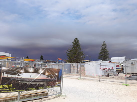 14.01.2018 13.30 Uhr:
Nur eine Stunde später stellen wir mit Schrecken fest, dass da eine riesige, dunkel verfärbte Wolke vom Landesinneren Richtung Nordwesten zieht. Sie kommt uns immer näher und wir haben die Befürchtung, dass mit Ihr auch ein starker Sturm aufziehen wird. Wir machen uns deshalb zackig auf den Heimweg!!!