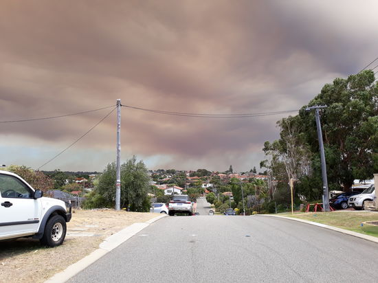 14.01.2018 13.30 Uhr:
Weltuntergangsstimmung!
Doch Zuhause angekommen, erzählt uns unsere Gastgeberin Robyn, dass es ca 100km entfernt einen grossen Buschbrand gibt. Und wir nichts schlimmes zu befürchten haben. Solche Wolken kämen sporadisch mal vor, aber so speziell wie heute habe sie es auch schon lange nicht mehr gesehen! Ein richtiges Naturschauspiel!
In der darauffolgenden Nacht sind wir panisch aufgewacht, da es im ganzen Haus stark nach Rauch gerochen hat. Aber auch das war wegen dem Buschbrand...