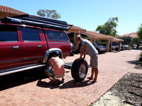 Eines unserer Räder ist nach dem Offroaden platt!
Eventuell mitunter ein Grund dass Debi Slalom fährt auf dem Highway 
Aber für etwas haben wir ja ein Ersatzrad. Dieses ist schnell montiert!
Der Platten kam zum Glück von einem leckenden Ventil, dieses konnten wir Gratis in einer Autowerkstatt reparieren lassen.