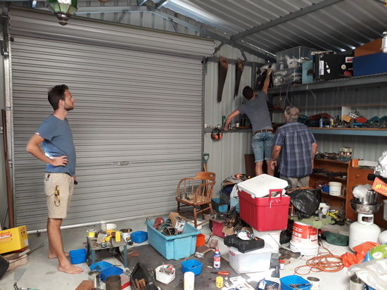 Die drei Herren begutachten den Schuppen von Con!
Es tummeln sich so einige Sachen... Und was uns besonders auffällt bei den Australiern (nicht nur bei Con!!!): Sie haben vom gleichen Artikel immer mehrere, als ob sie nicht mehr wussten, dass sie zB einen Hammer Zuhause haben, kaufen sie einen zweiten usw... xD