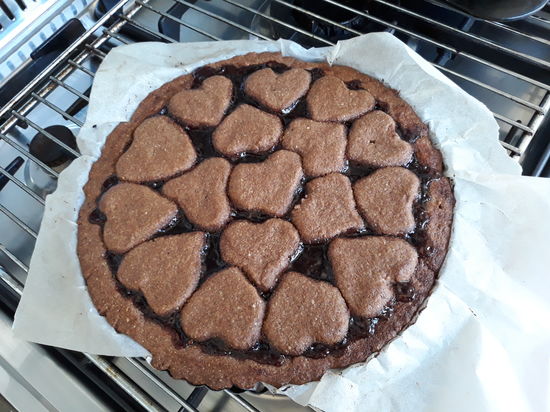 Ein Stück Heimat!
Cathy und Debi backen gemeinsam eine Linzertorte. Unsere Hosts Robyn und John bekommen selbstverständlich auch ein Stück 