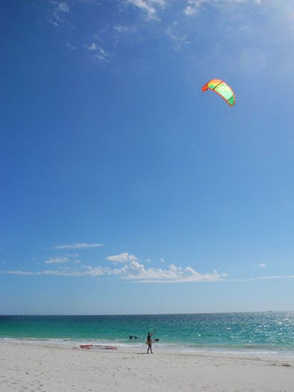 Pirmin auf dem Weg ins Wasser mit seinem Kite
