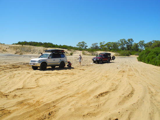 Frank, der ehemalige Besitzer unseres Autos, zeigt uns auf einer Offroadstrecke wie wir die Winde benutzen können. Zudem üben wir die Basics des Offroadens 