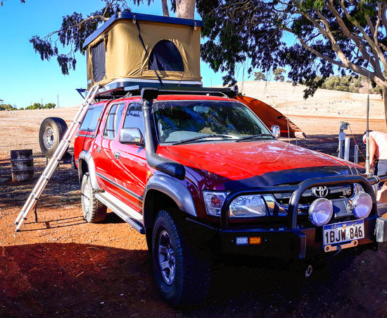 Unser Auto mit aufgeklapptem Dachzelt an unserer heutigen Schlafstätte.
Wir sind nach der Wanderung im Beelu NP nach Bindoon gefahren, wo wir heute unsere Nacht verbringen. Es ist ein ziemlich kleines und abgelegenes Dörfchen. Genau das richtige um das erste mal unser Campingzeugs auszuprobieren... Wir haben unsere Ruhe und geniessen die Abgeschiedenheit.