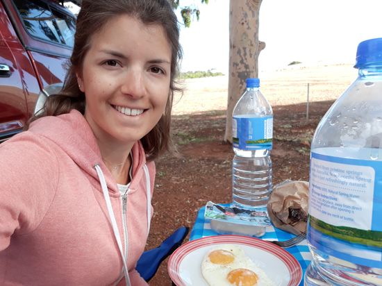 Guten Morgen! Nach einer bequemen und angenehmen Nacht gibt es ein leckeres Frühstück. Spiegelei, Speck, Kaffee
Was brauchts mehr?! ;-P