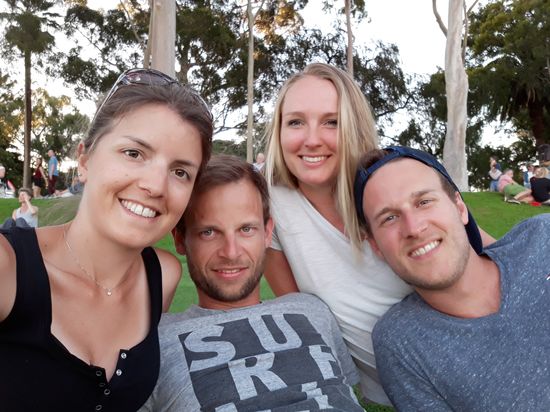 Heute am 31.01.2018 ist das seltene Ereignis eines Vollmonds, total Lunar Eclipse, Blue Moons und Supermoons. Darum haben wir am frühen Abend ein feines BBQ im Kingspark gemacht, um dann auf der Wiese an der Fraser Avenue (dies ist im Kingspark) das Mondspektakel bestaunen zu können.