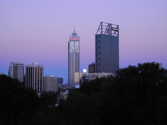 Der Mond steigt am Nachthimmel über Perth auf.