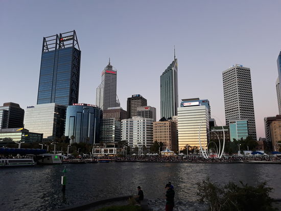 Skyline Perth in der Abenddämmerung
Am Ufer sieht man Menschen, welche in Kürze das grosse Australia-Day-Feuerwerk erwarten!