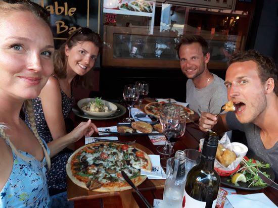 Lecker, schmecker Essen in einem Irish Pub. Trotz Australia Day wollen sich unsere Jungs den Federer-Match im TV nicht entgehen lassen, deshalb mussten wir eine Bar finden mit TV 