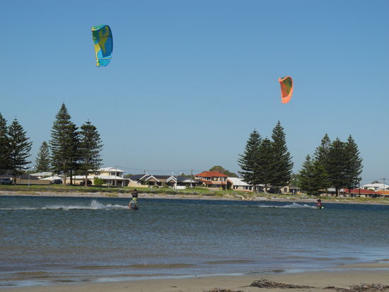Links Wölm und rechts Pirmin am Kiten am Safety Bay