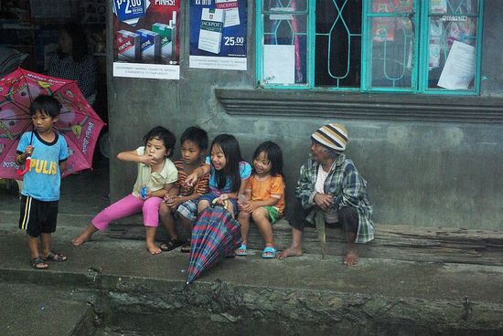 In einem kleinen Bergdorf legte unser Bus einen kleinen Stop ein wo ich diese Gruppe Kinderaus dem Bus heraus fotografierte