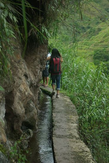 Weiter ging es dann über sehr enge Pfade entlang des Berges - schwindelfrei sollte man für die Tour schon sein .