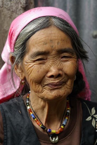 Und schließlich standen wir vor ihr : Wang-Od, Meisterin des -Tattoos und mit 97 Jahren wohl die älteste Tätowiererin der Welt